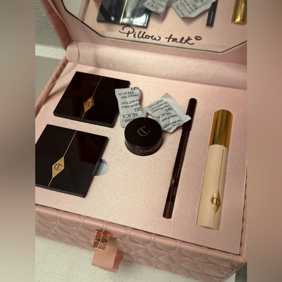PILLOW TALK DREAMS COME TRUE
LIMITED EDITION MAKEUP KIT - Picture 5 of 9